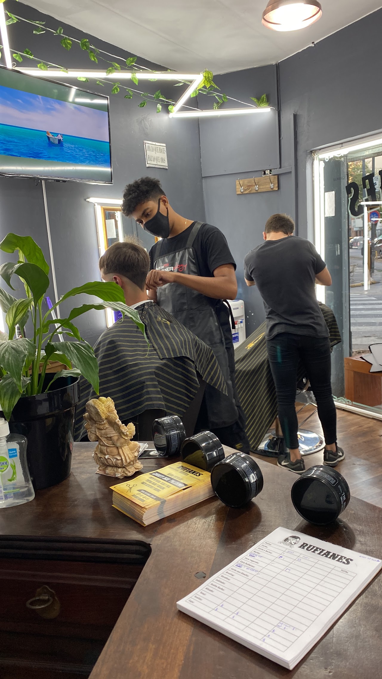 Equipo de barberos trabajando